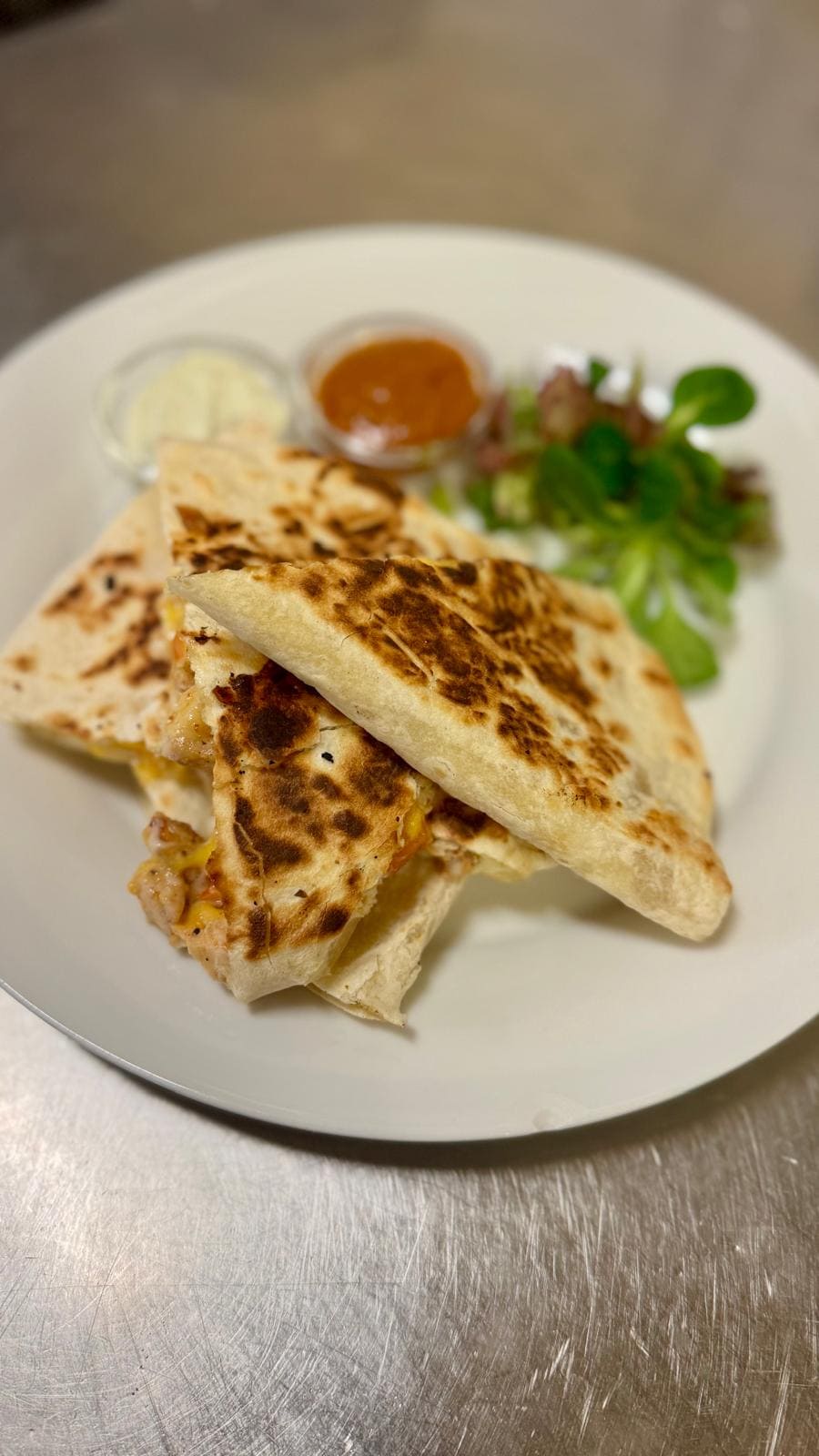 tortilla plněná kuřecím masem a roztékajícím se sýrem
