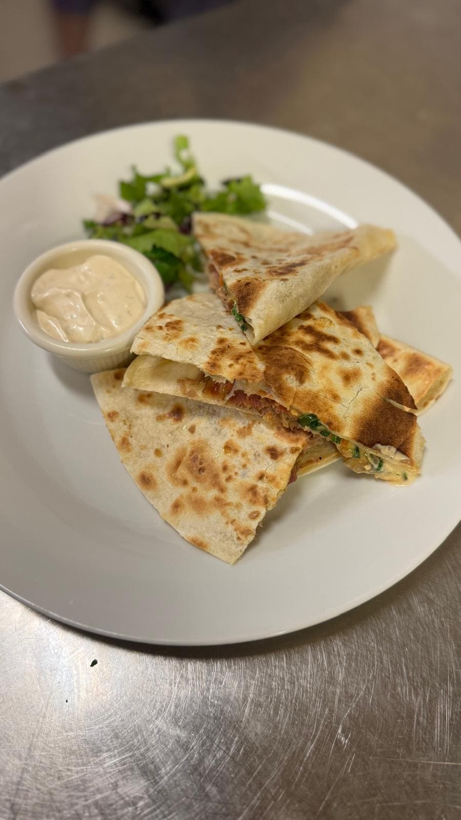 tortilla plněná kuřecím masem a zeleninou