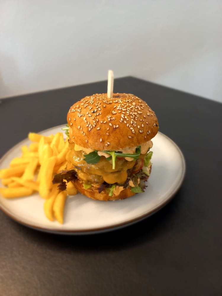 cheeseburger s hranolkami